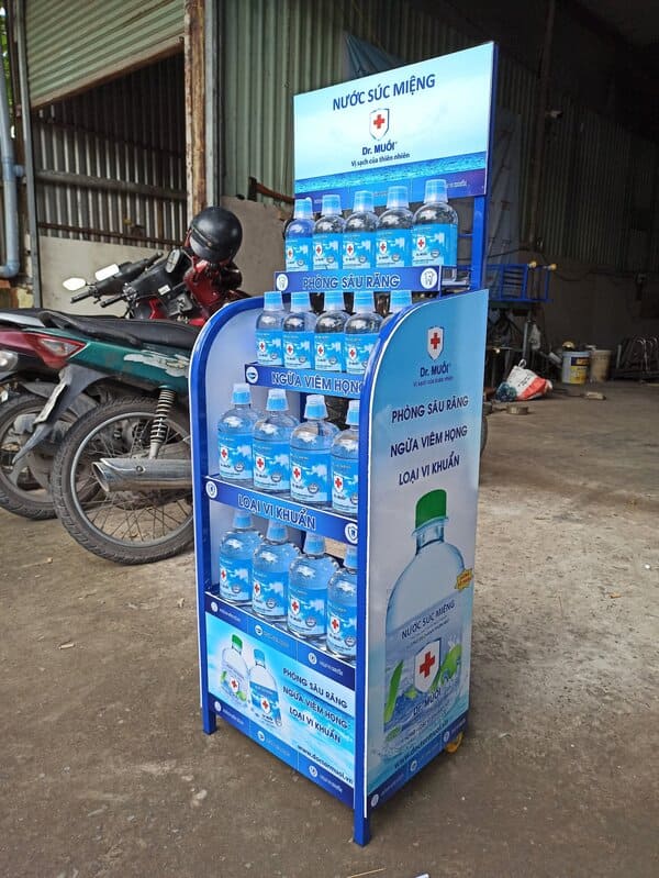 Kệ quảng cáo nước súc miệng màu xanh nhiều tầng đẹp mắt