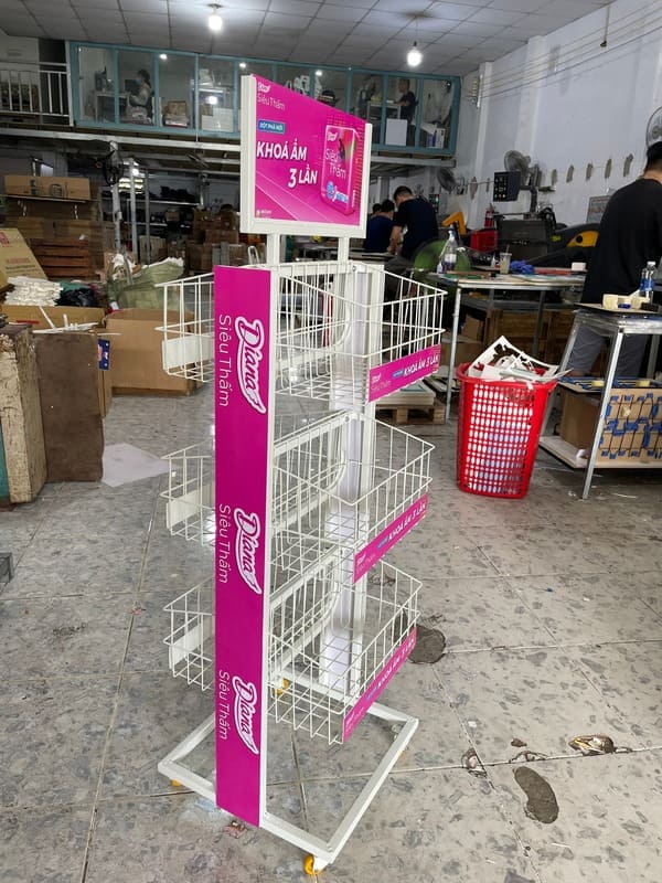 Kệ giỏ lưới quảng cáo băng vệ sinh Diana