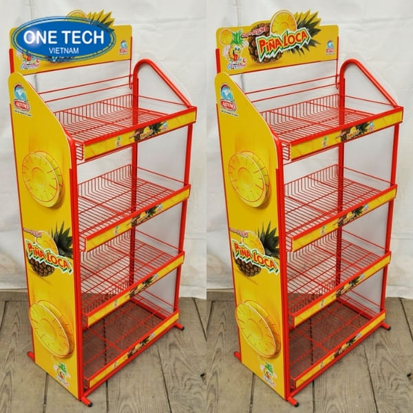 Kệ khung sơn đỏ, banner quảng cáo màu vàng vô cùng nổi bật, tạo hiệu ứng giữa đám đông