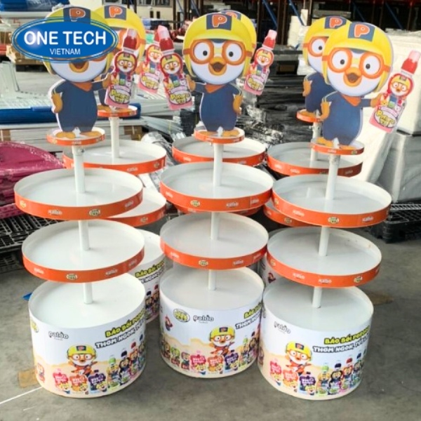 Kệ tròn trưng bày đặt giữa nhà