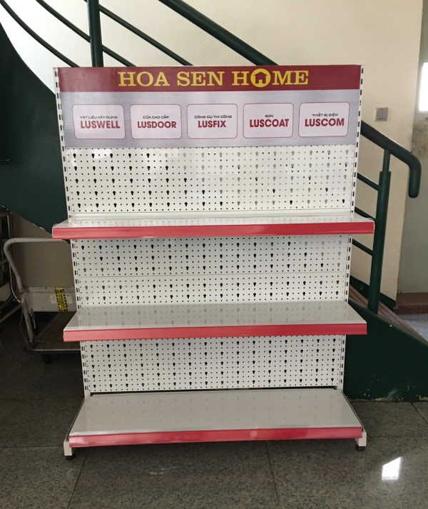 Kệ quảng cáo của Hoa Sen Home, chuyên trưng bày các sản phẩm vật liệu, thiết bị xây dựng
