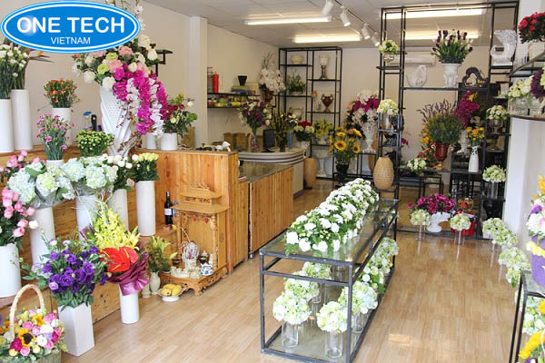 Hình ảnh shop sử dụng hệ thống giá kệ để hoa đẹp