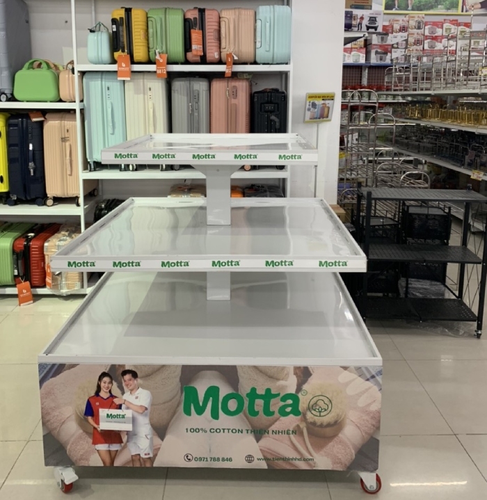 Kệ quảng bá sản phẩm đặt khu vực giữa nhà