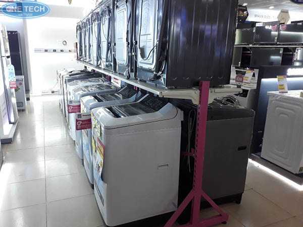 Kệ còn được sử dụng để trưng bày máy giặt và các thiết bị điện máy cỡ lớn khác