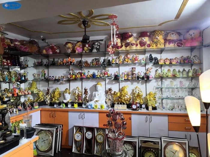 Mâm tầng của chiếc kệ đỡ rộng nên bày được đa dạng sản phẩm