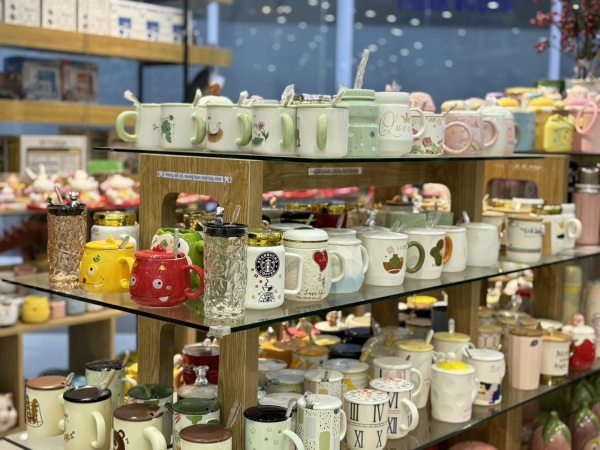 Kệ kính để cốc chén quà tặng kỷ niệm