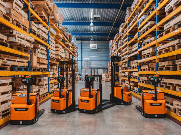 Giá kệ, xe nâng, pallet là những thiết bị cần có trong mỗi kho chứa hàng