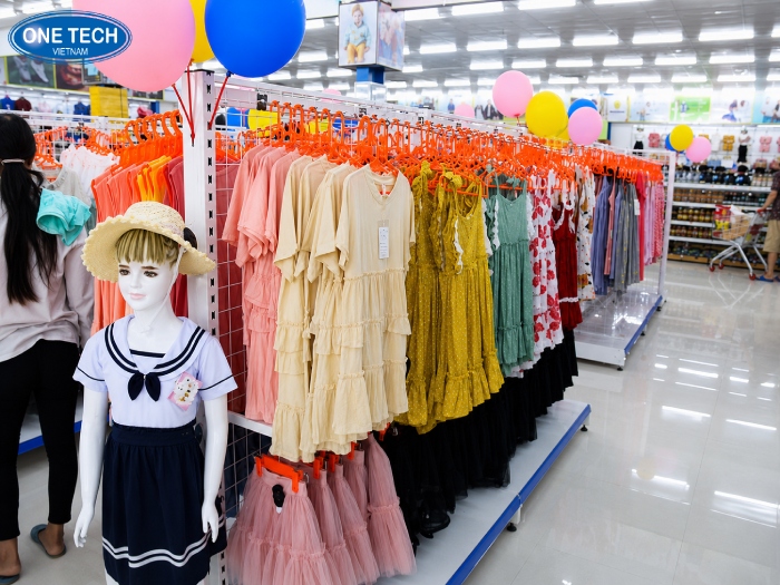 Kệ treo quần áo trong siêu thị