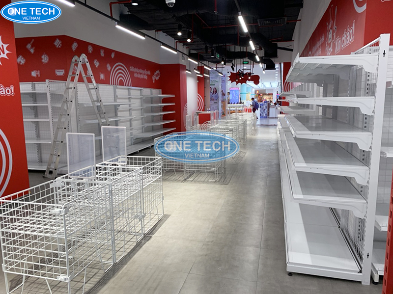 Kệ vuông dọc lối đi trong siêu thị