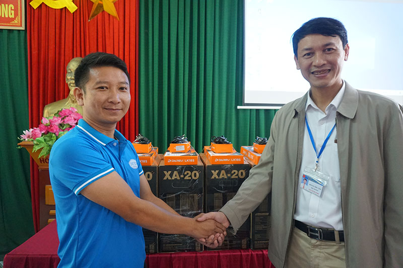 Đại diện Onetech trao tặng phần quà đầy ý nghĩa tại Trường THPT Con Cuông