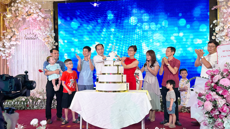 TGĐ – Ông Nguyễn Văn Trung và PGĐ – Bà Lê Thị Thiết đã cùng cắt bánh sinh nhật One Tech Việt Nam nhân dịp công ty tròn 11 năm tuổi