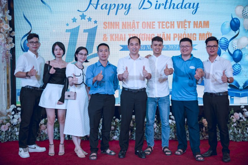 TGĐ – Ông Nguyễn Văn Trung chụp ảnh lưu niệm cùng phòng Marketing nhân dịp công ty tròn 11 năm tuổi