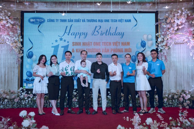 TGĐ – Ông Nguyễn Văn Trung chụp ảnh lưu niệm cùng phòng Sale nhân dịp công ty tròn 11 năm tuổi