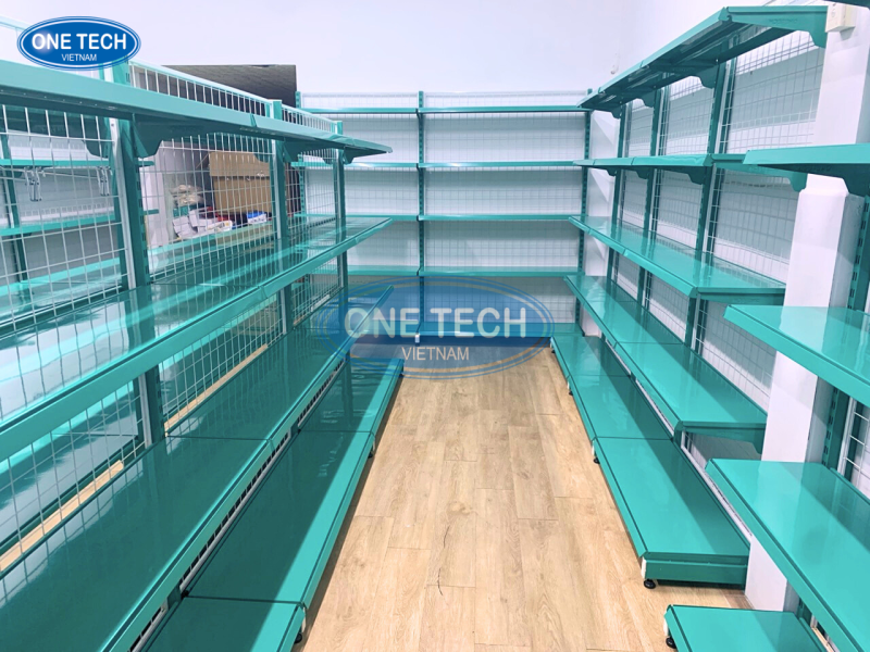 Lối đi rộng rãi giữa không gian của Fam Mart