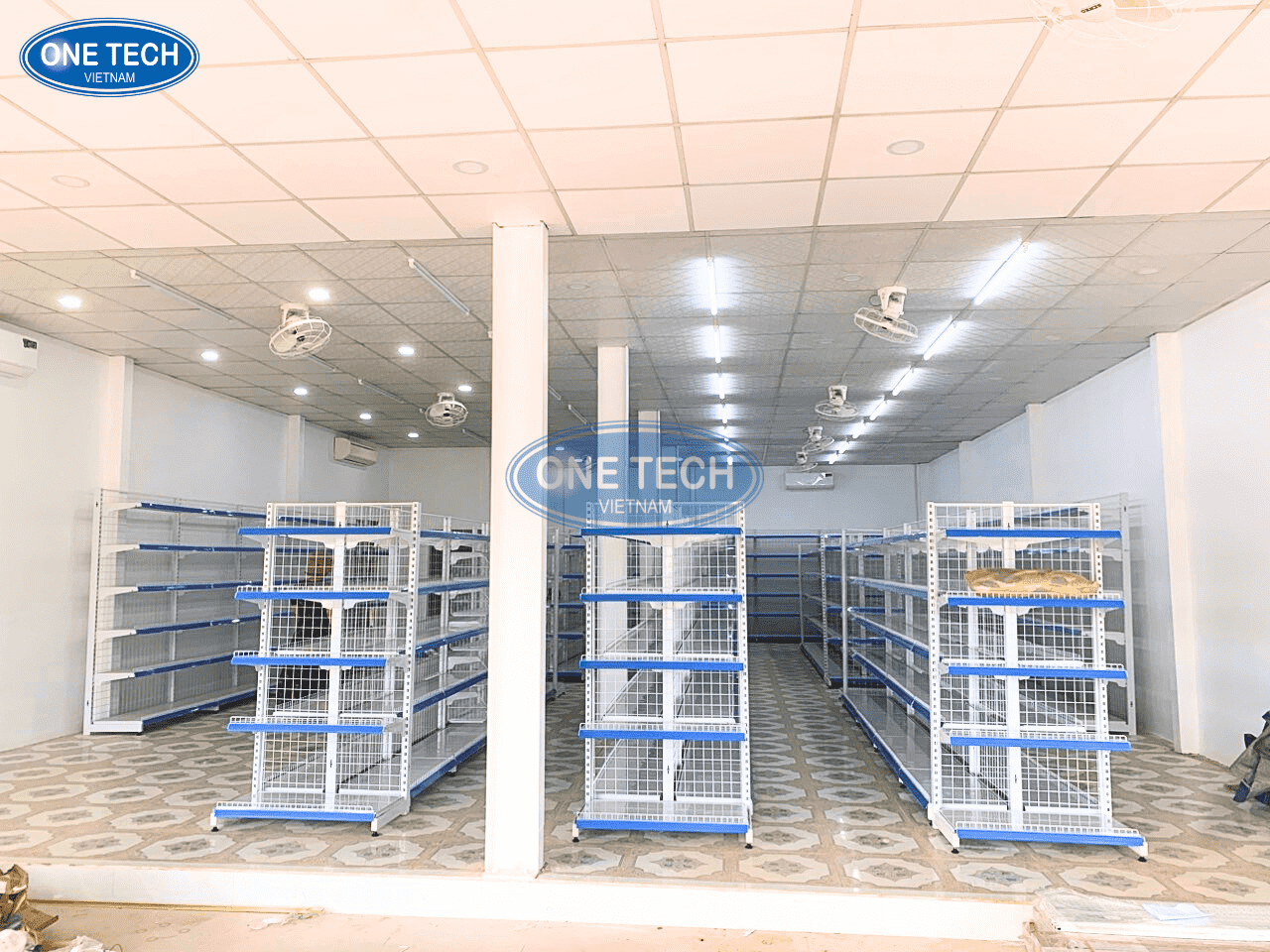 Toàn bộ mặt tiền của BinMark khi nhìn từ ngoài vào