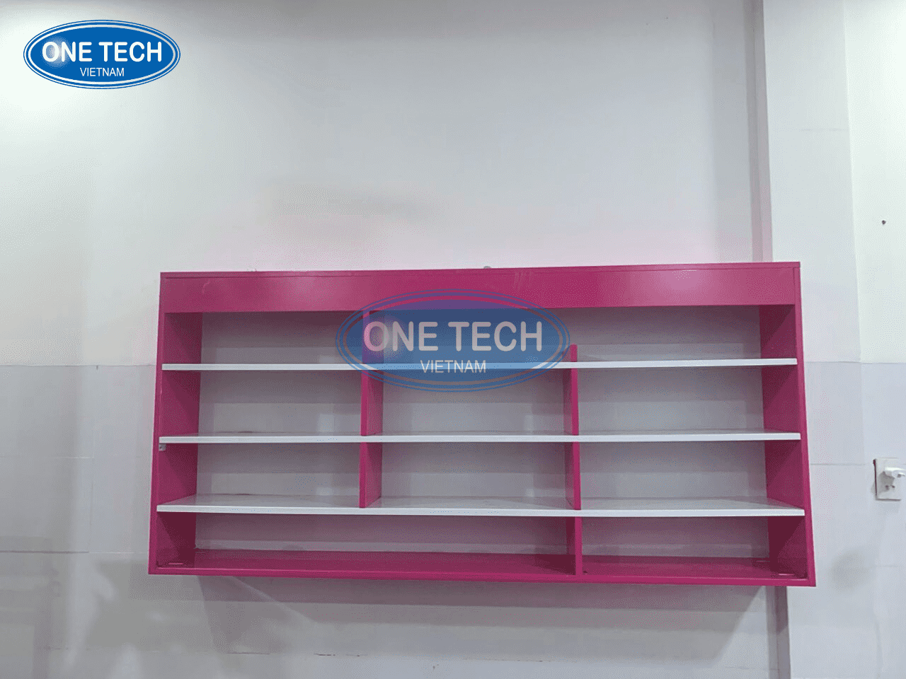 Tủ gỗ treo tường sơn màu độc đáo được Shop Bé Tuệ yêu cầu One Tech thiết kế riêng