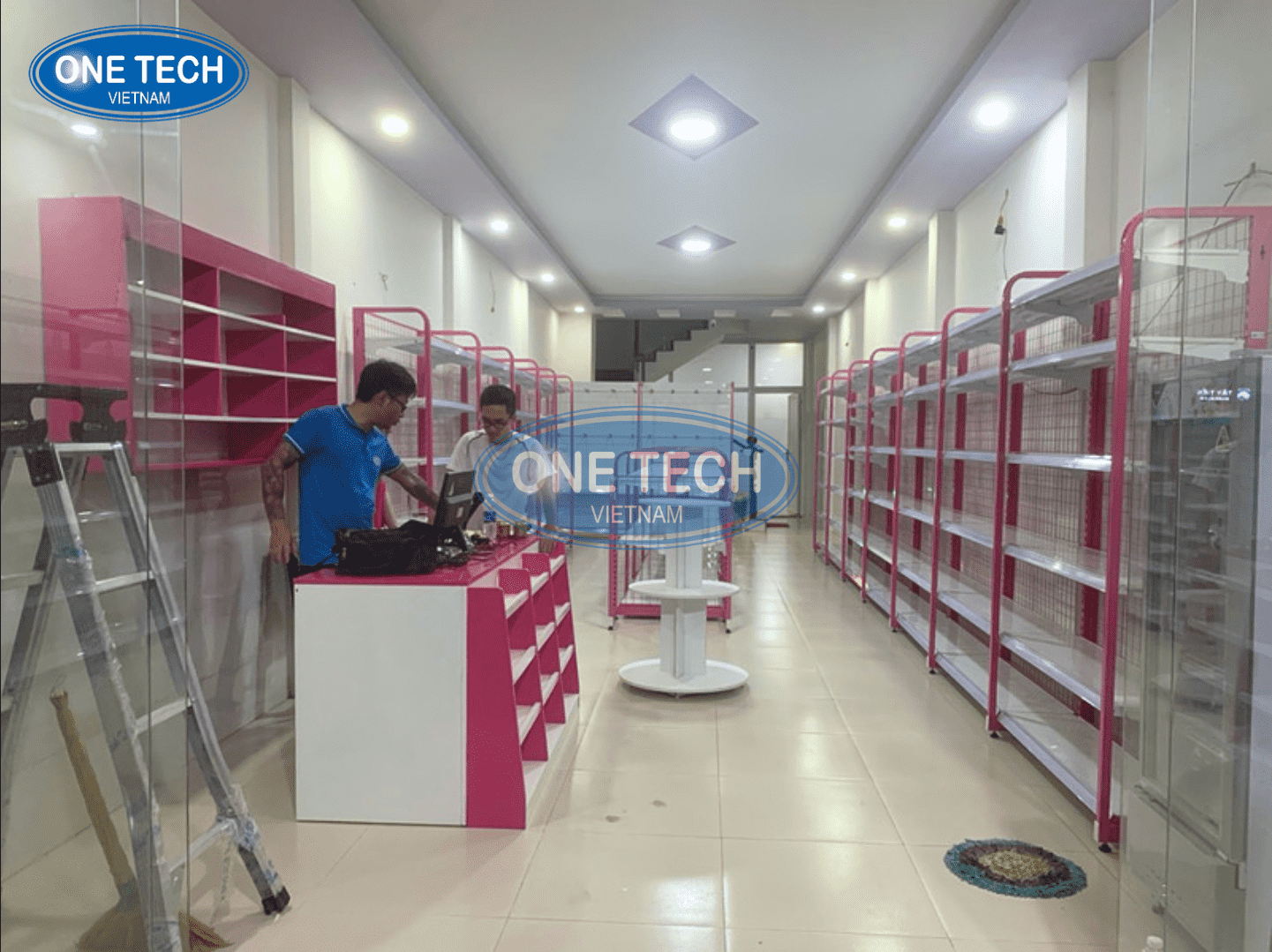 Hệ thống giá kệ trưng bày sản phẩm hoàn thiện tại Shop Bé Tuệ