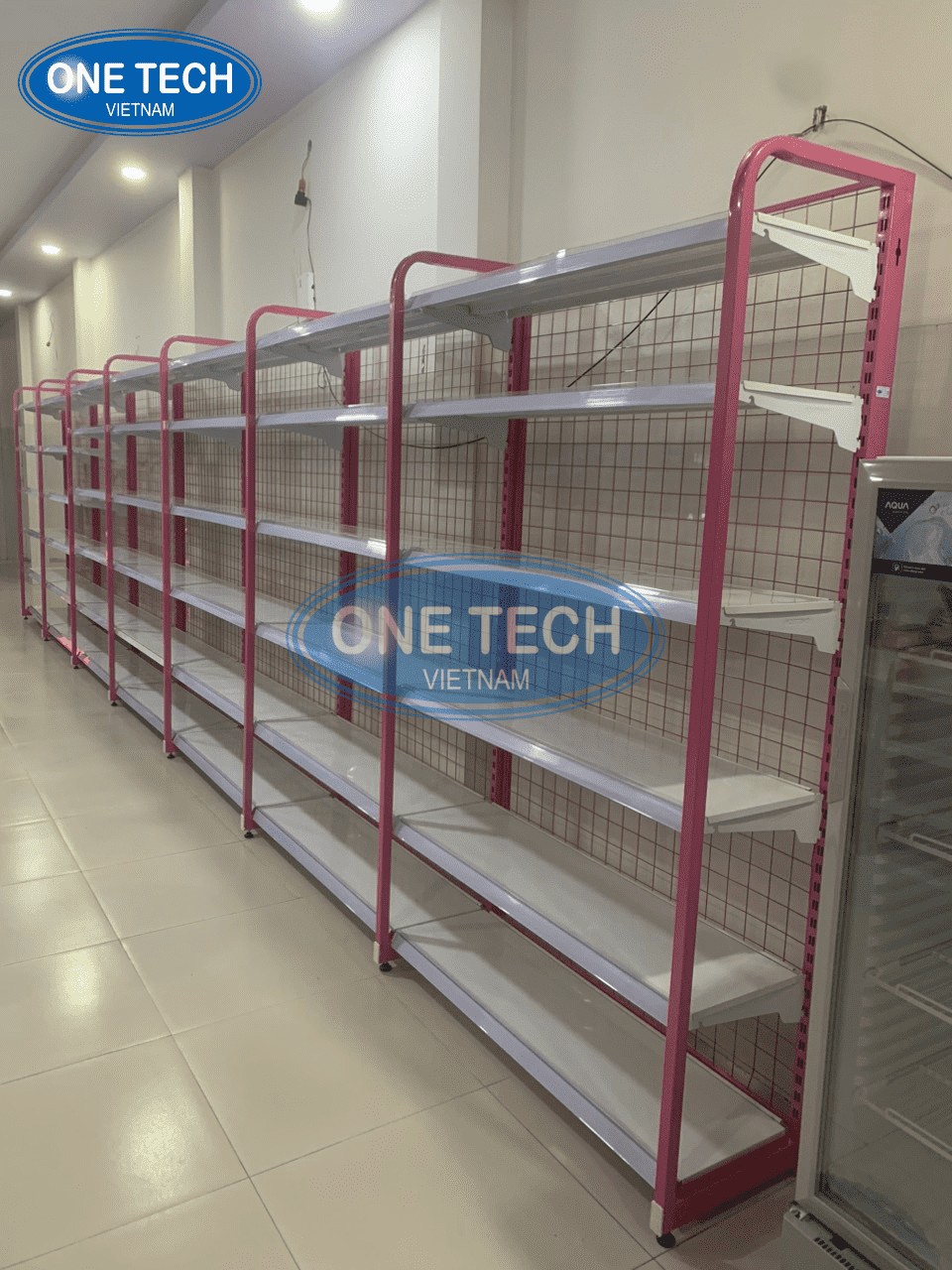 Kệ đơn siêu thị có khung sắt bo góc được sử dụng tại Shop Bé Tuệ