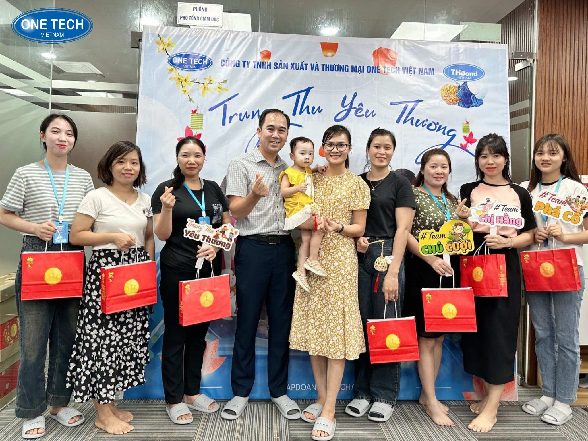 One Tech trao qua cho cac phong ban