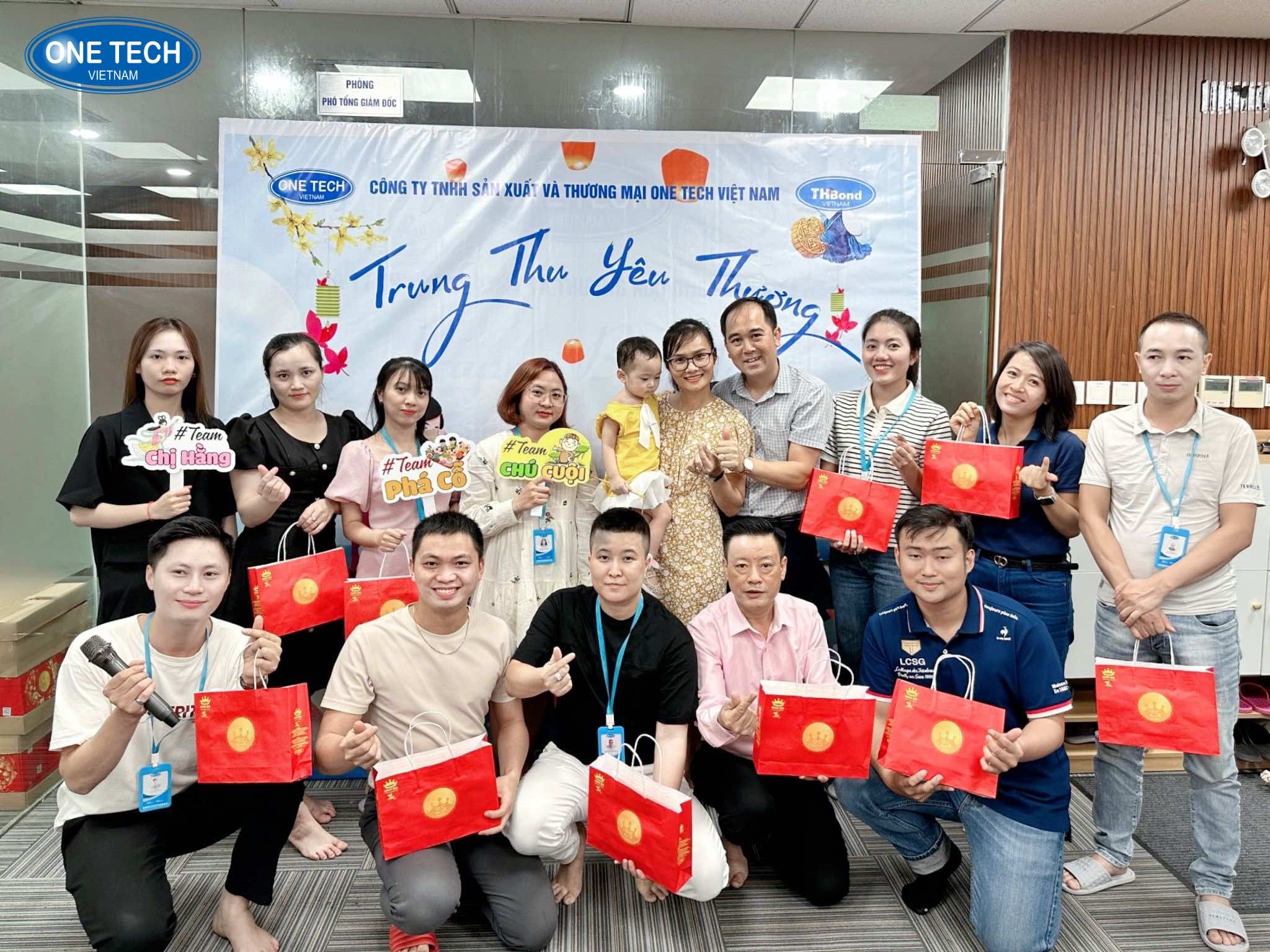 One Tech trao qua cho cac phong ban