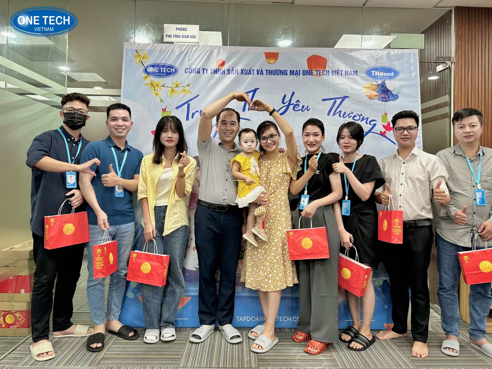One Tech trao qua cho cac phong ban