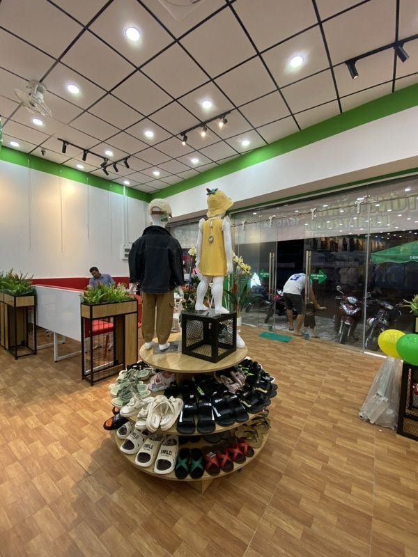 kệ tròn trưng bày giữa nhà