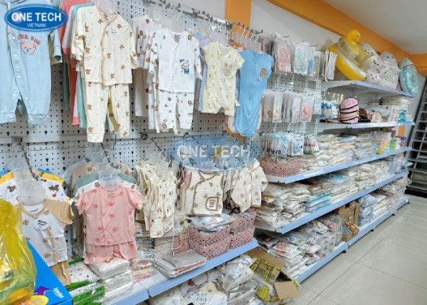 Mẫu kệ tôn đột lỗ sử dụng móc treo bi bày quần áo trẻ em