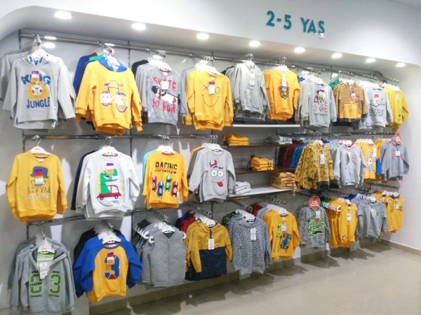 Kệ treo gắn tường bày áo dài tay trẻ con