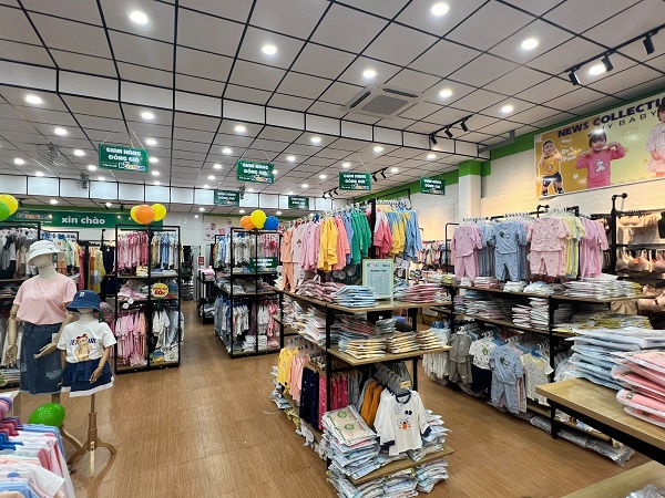 Việc hạn chế vách ngăn trong shop quần áo trẻ em giúp không gian thông thoáng