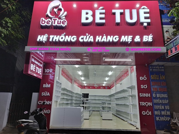 Sử dụng màu sắc thân thiện với trẻ nhỏ sẽ giúp shop quần áo nổi bật hơn