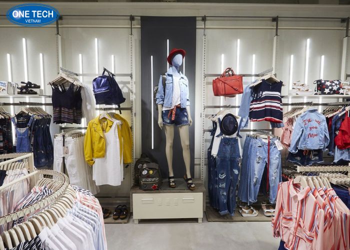 Mẫu kệ shop quần áo dành cho nữ sử dụng khung sắt sáng bóng