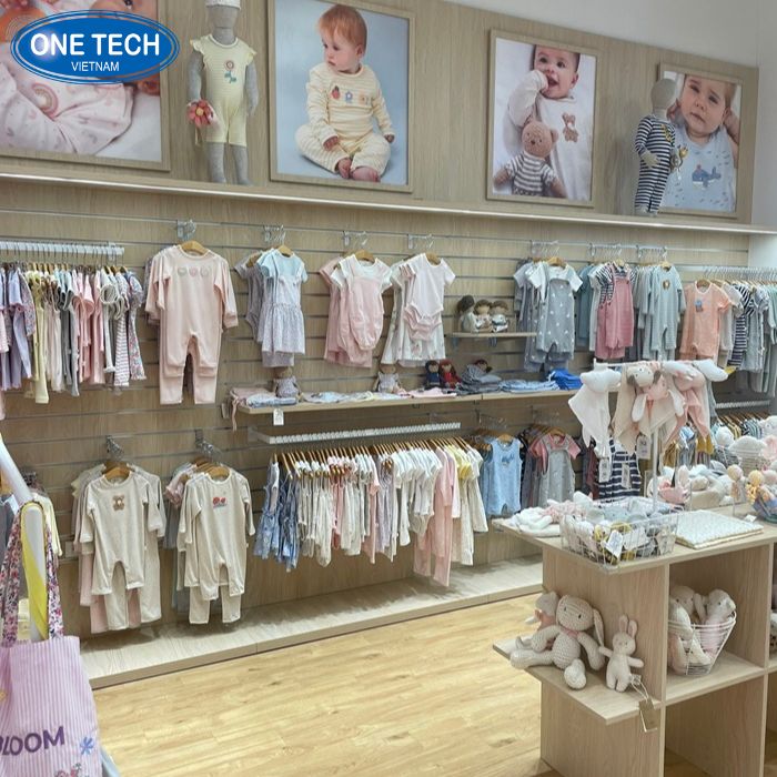 Mẫu kệ móc treo tường shop thời trang trẻ em