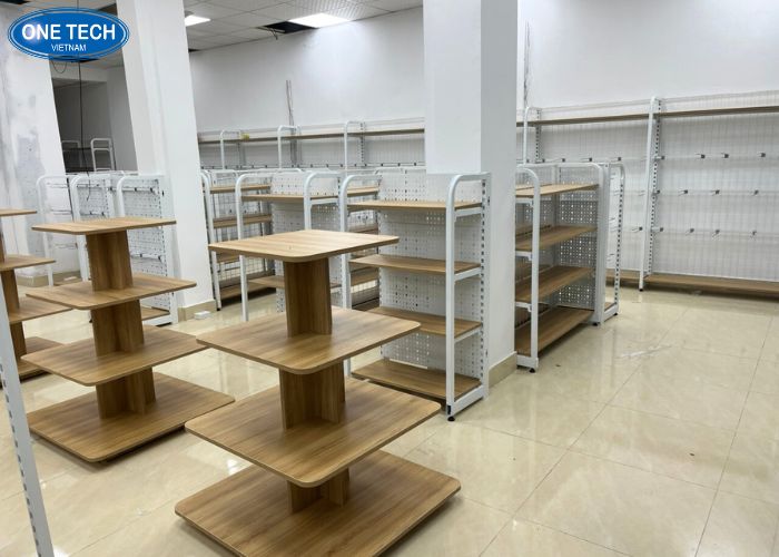 Mẫu kệ gỗ MDF đặt giữa nhà