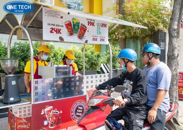 Bạn chỉ cần chuẩn bị kệ trưng bày và một số đồ dùng là có thể kinh doanh cafe nước ép