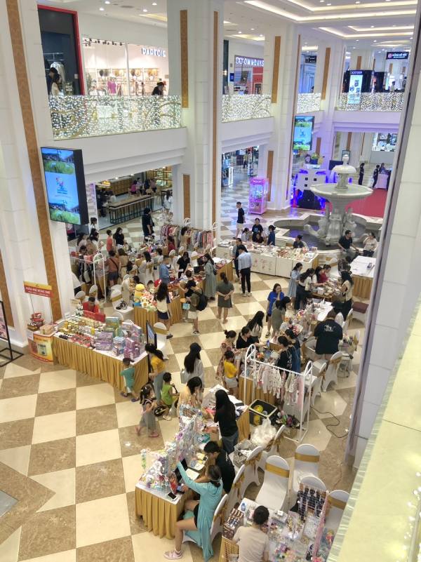 Vincom Mega Mall Royal City luôn đông đúc, nhộn nhịp