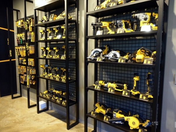 Không gian trưng bày trên kệ rộng nên chủ shop thoải mái sắp xếp thiết bị