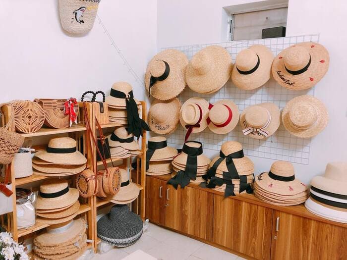 Mẫu kệ gỗ để mũ nón đi biển