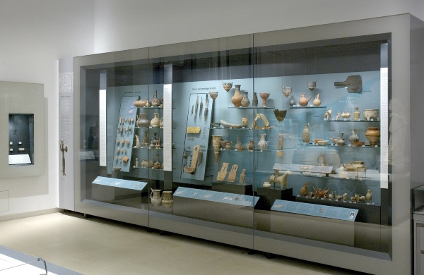 Kệ để đồ sưu tập trong bảo tàng