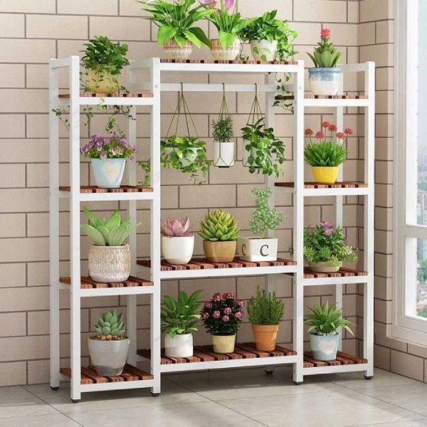 Kệ thiết kế nhiều tầng và nhiều không gian để đặt các chậu hoa