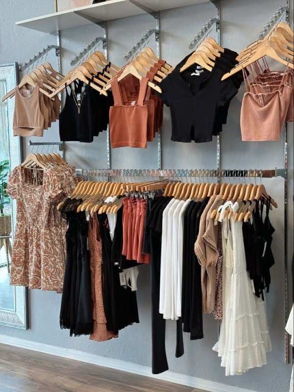 Mẫu kệ sắt treo quần áo shop thời trang đẹp