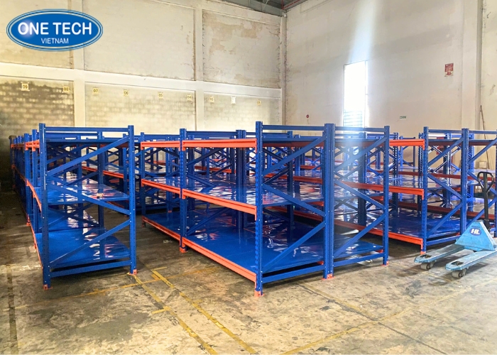 Chân trụ của kệ trung tải 700kg làm từ thép dày, gia cố thêm các thanh giằng