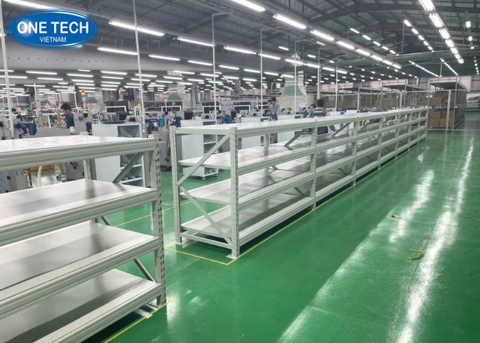 Kho xưởng linh kiện điện tử sử dụng loại kệ trung tải màu trắng