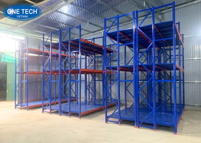 3 chân trụ giúp kệ có thêm một điểm chịu lực ở giữa, tăng độ chắc chắn