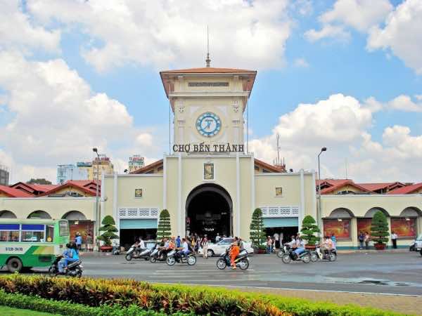 Trong chợ Bến Thành có rất nhiều sản phẩm bán với giá 10k