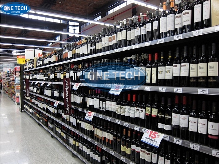 Mẫu kệ trưng bày rượu trong cửa hàng tiện lợi nhỏ