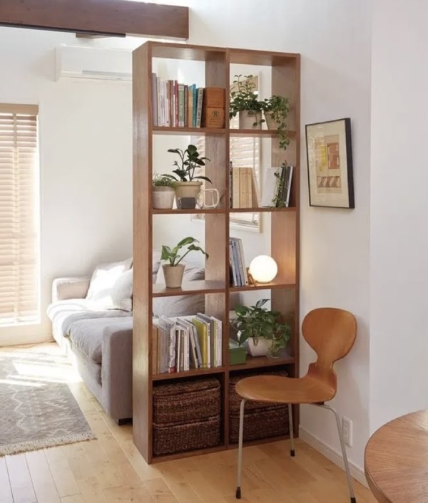 Kệ gỗ đơn giản ngăn phòng sinh hoạt chung