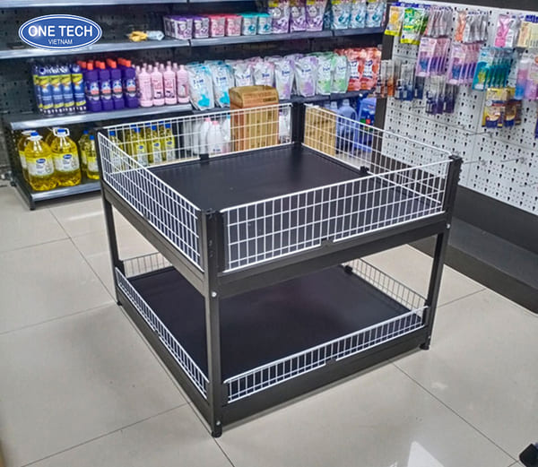 Thiết kế lòng sâu và có rào chắn để chai nước không bị trượt ra ngoài