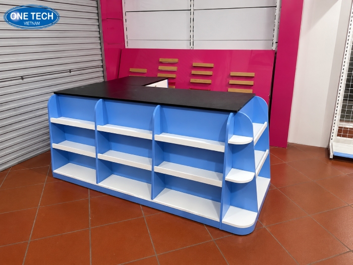 Kệ gỗ công nghiệp đặt trước khu vực tính tiền