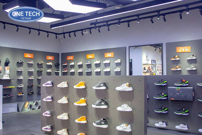Kệ để giày Sneaker tại cửa hàng Bitis Hunter
