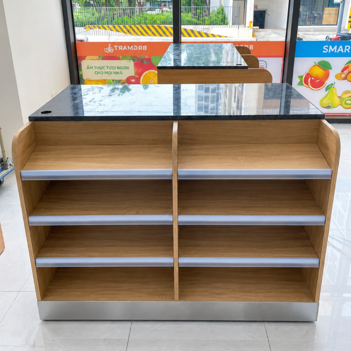 Kệ mini trước khu vực thanh toán tiền